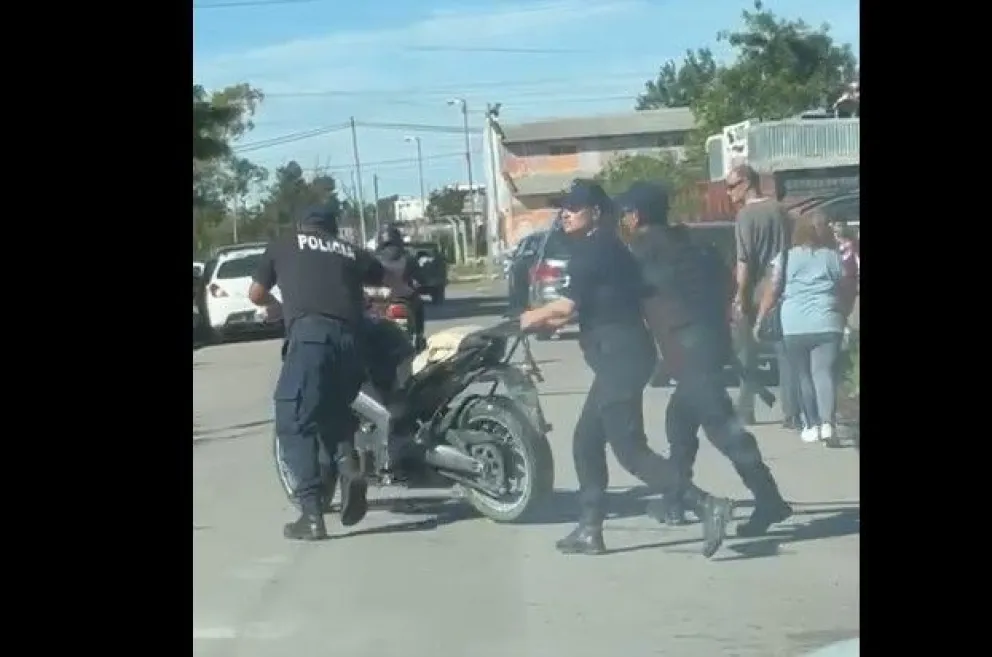 Los efectivos policiales en el momento de la recuperación de la moto. 