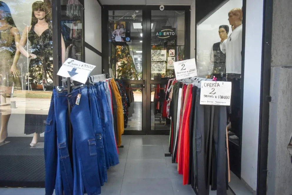 Comercio de la calle Buenos Aires de Viedma. Foto: Vanesa Schwemmler