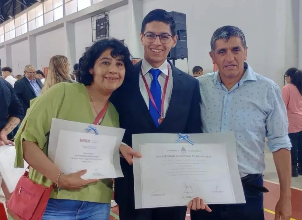 Miguel Lizama Torres y sus padres en la ceremonia de colación, donde se llevó múltiples aplausos por ser el promedio más alto de la facultad. 