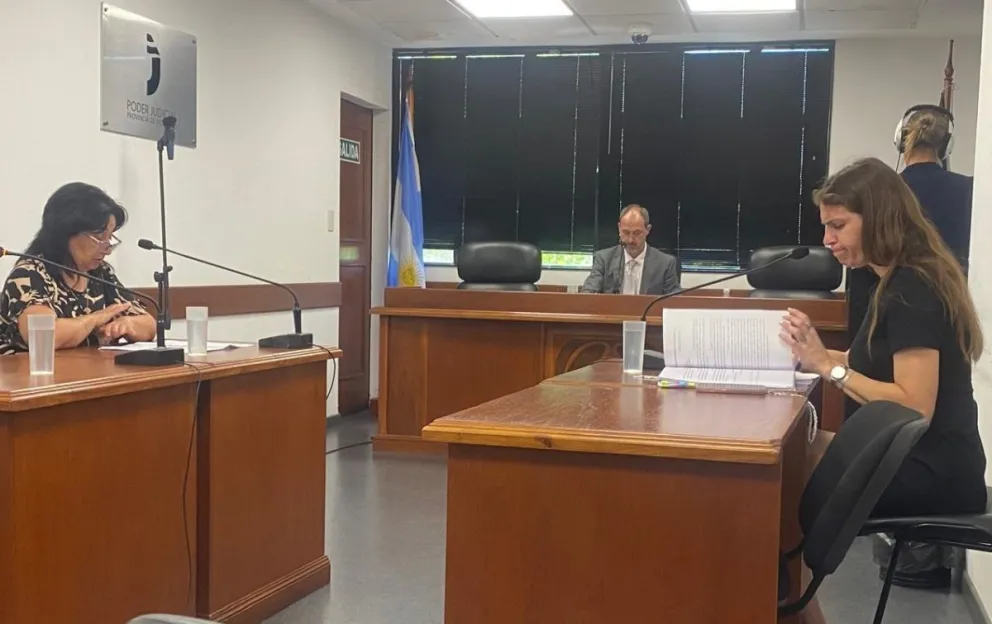 El juez Juan Martín Brussino Kain, con la fiscal y la defensora oficial Margarita Graciela Carriqueo (Foto: NoticiasNet) 