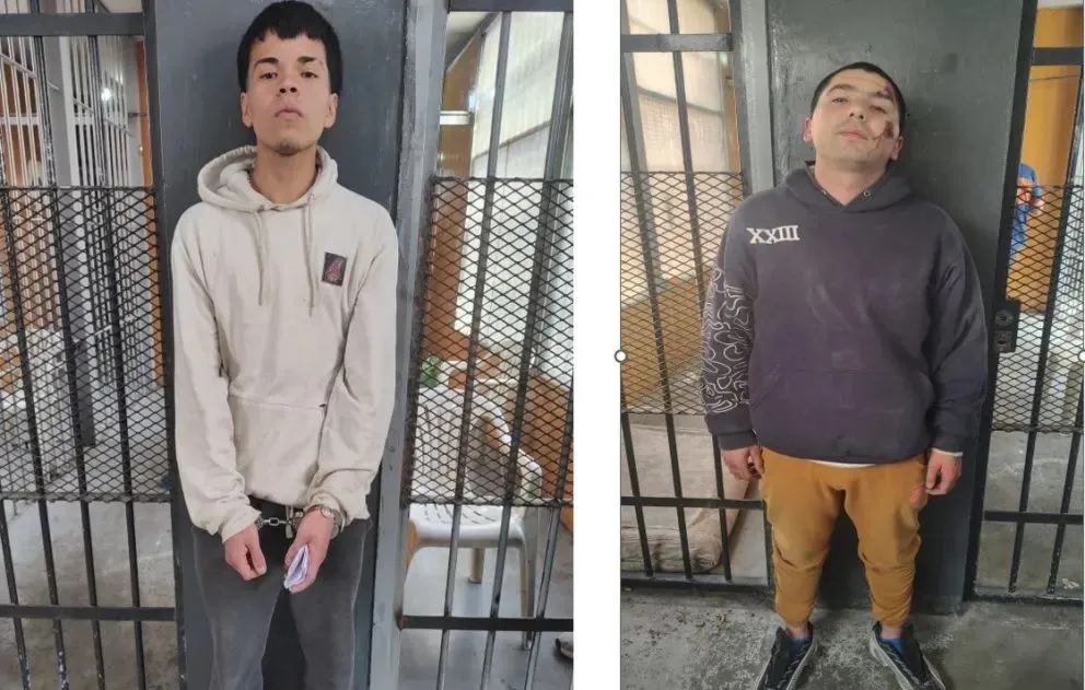 La fuga de Luca Torres (buzo blanco) y Ramiro Sosa (marrón) fue detectada alrededor de las 2.30 y la policía mantiene operativo de búsqueda para dar con los dos internos. 