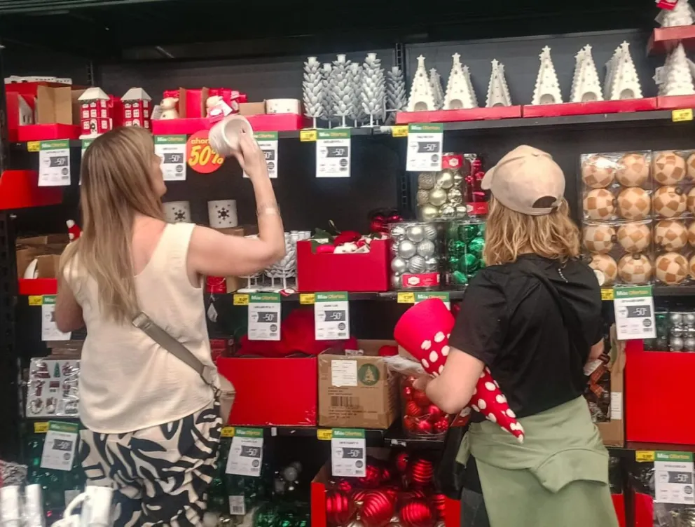 Para evitar las filas y apuros, la sucursal  implementó la sectorización de productos. Fotos: Vanesa Schwemmler.