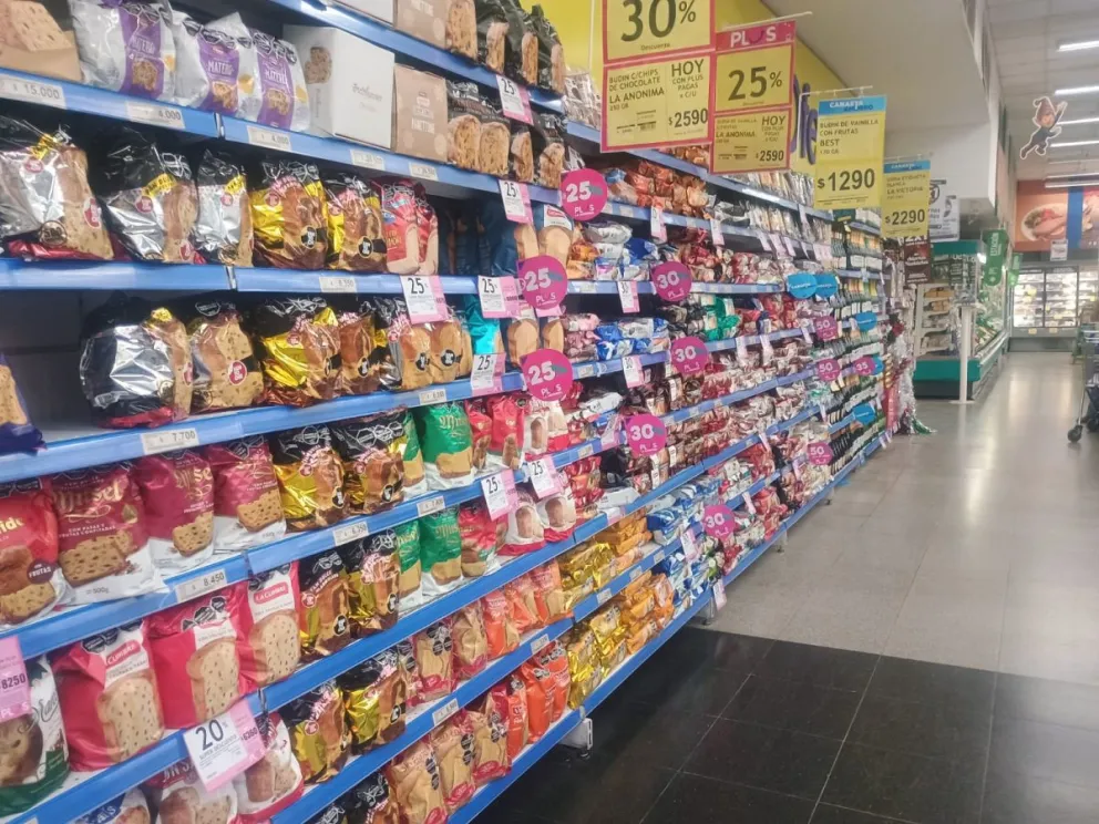 Los vecinos de Viedma buscan precios en los supermercados locales. Fotos Vanesa Schwemmler. 