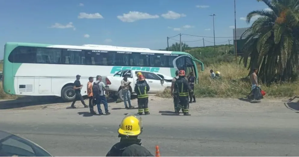 En el siniestro vial se vieron involucrados un colectivo de larga distancia y dos camionetas. Foto: Villalonga Hoy.