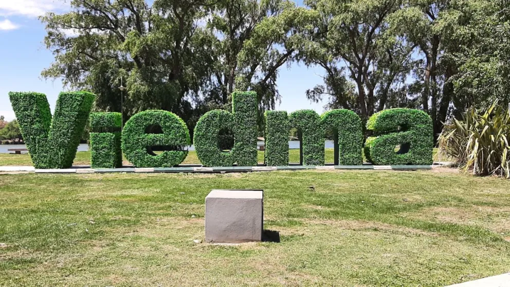 El cartel de Viedma con un flamante diseño. 