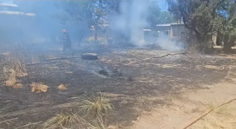 Las llamas llegaron hasta muy cerca de la casa (Foto: Mapuchito Noticias)
