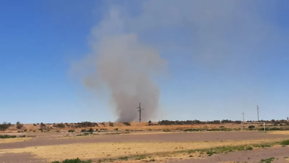 Así se veía una de las columnas de humo desde el campus de la Escuela de Kinesiología de la UNRN. 