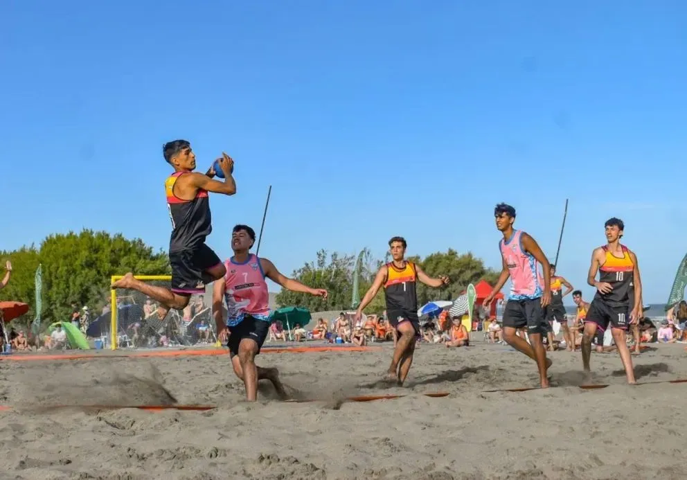 Beach handball en el cajón de arena de Patagones. Foto archivo. 