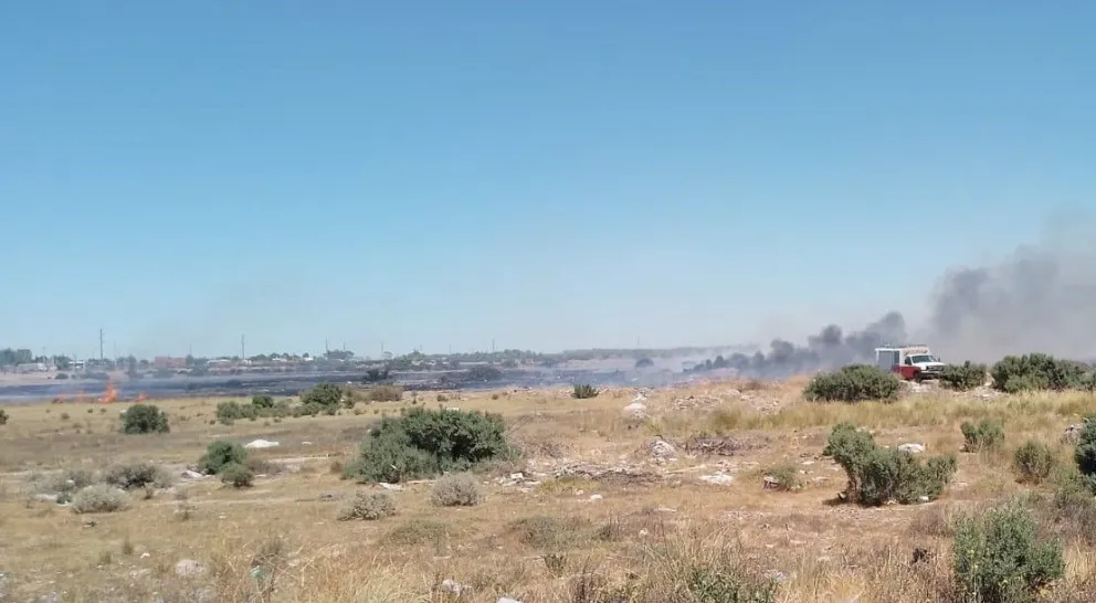 Personal de bomberos trabajó en la contención de las llamas. 