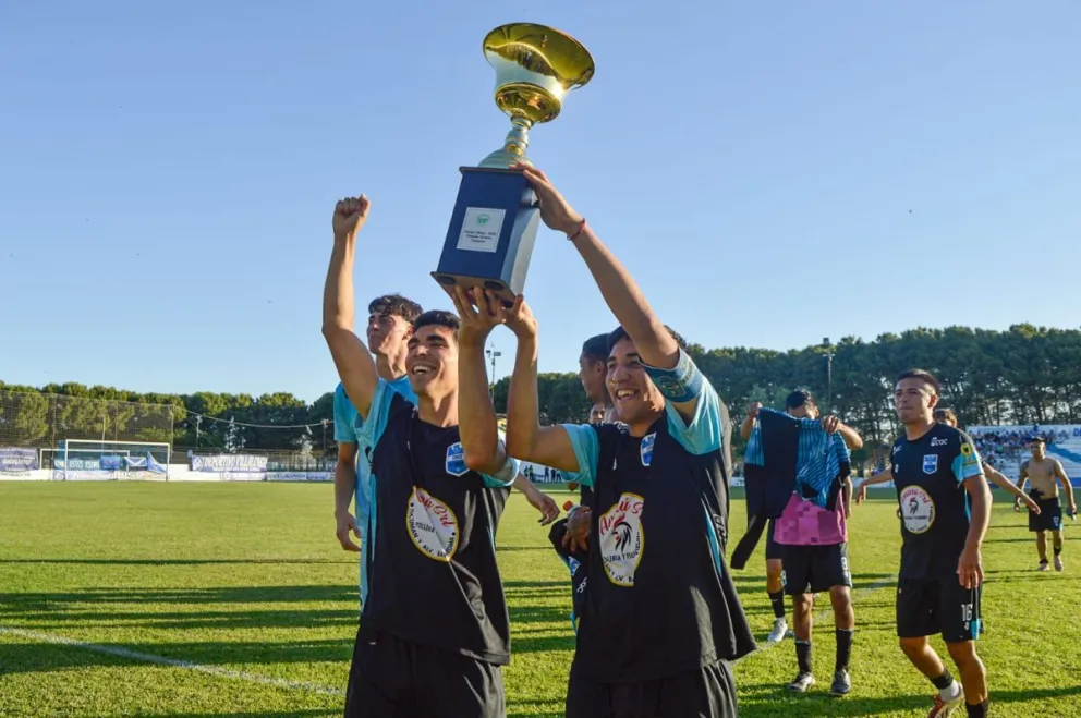 Doble festejo para Jorge Newbery. Fotos: Emanuel Mirenghi para NoticiasNet.