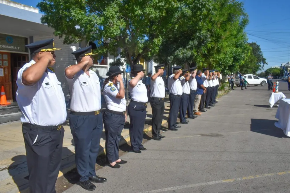 Los comisarios de las distinas dependencias de Viedma saludando a la bandera (Foto: Vanesa Schwemmler)