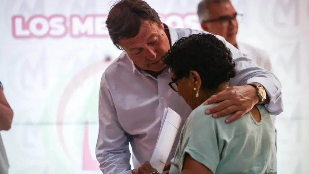 Weretilneck entrega su escritura a una vecina de Los Menucos. Foto: Gobierno de Río Negro. 