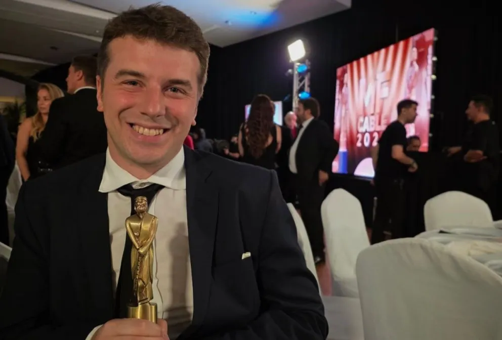 El productor viedmense Ramiro Davis, con su Martín Fierro. 