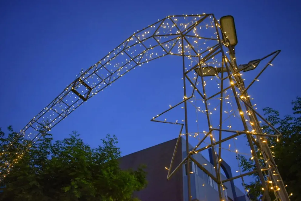 La calle Buenos Aires y la costanera brillan con una nueva y ambiciosa decoración festiva. Foto: Vanesa Schwemmler.