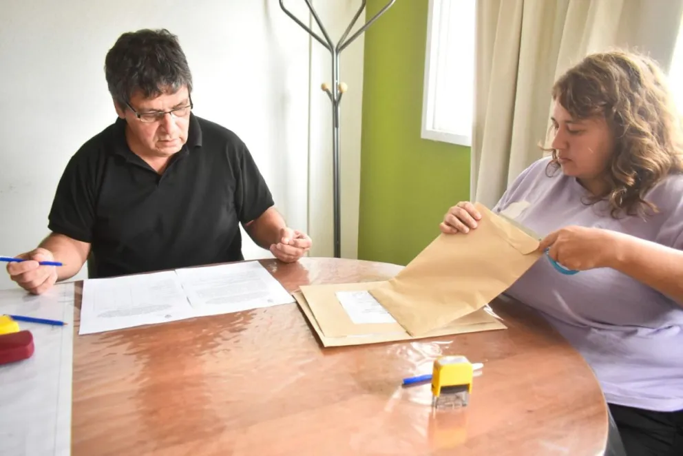 Apertura de sobres. Fotos: Vanesa Schwemmler