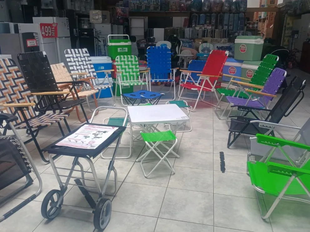 Los comercios de Viedma ya lucen los productos playeros en vidrieras (Fotos: Vanesa Schwemmler)