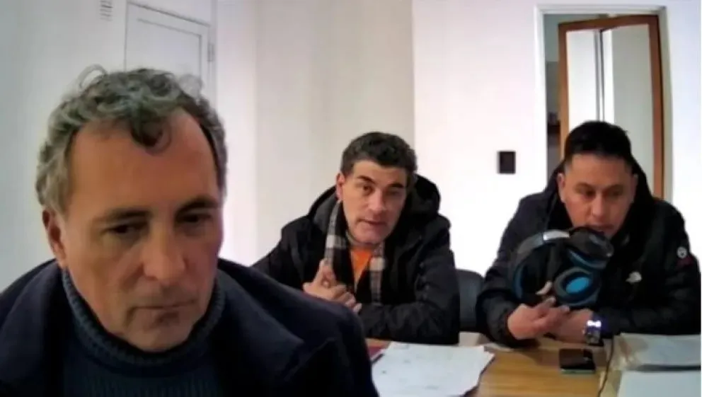 Parra Quiñenao en el fondo, con los auriculares que utilizó en la audiencia vía Zoom. Foto NoticiasNet. 