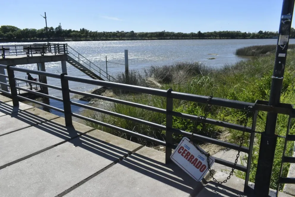 Destrozaron barandas, cartelería, cestos de residuos y elementos de seguridad. Fotos: Vanesa Schwemmler.