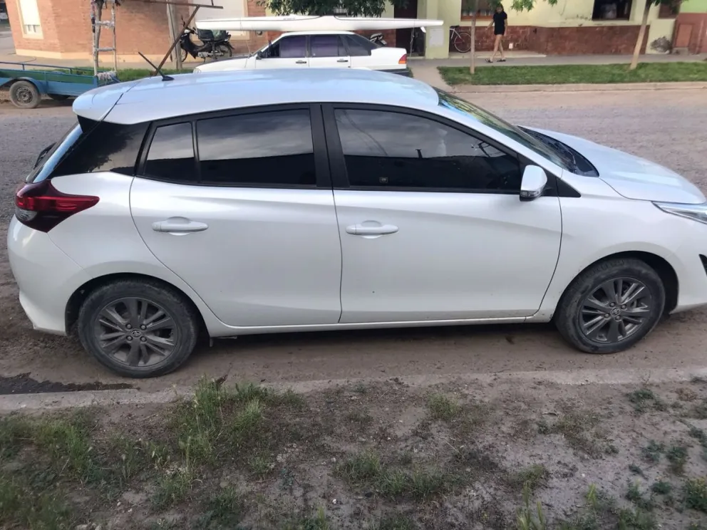 Su Toyota Yaris apareció en suelo bonaerense tras un choque.