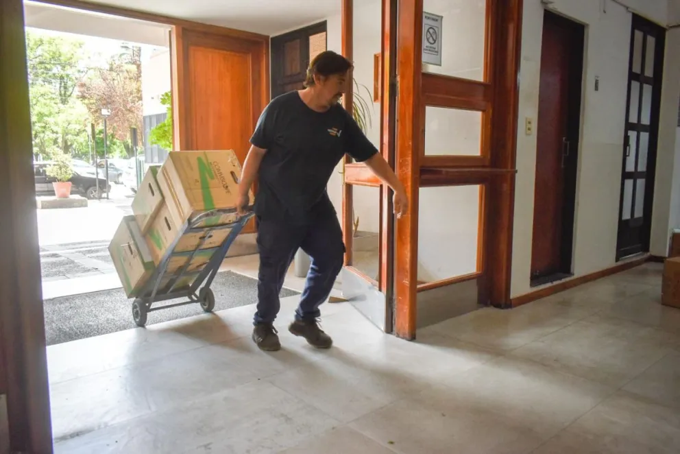 Expedientes por aquí y por allá en la mudanza. Fotos Vanesa Schwemmler para NoticiasNet. 