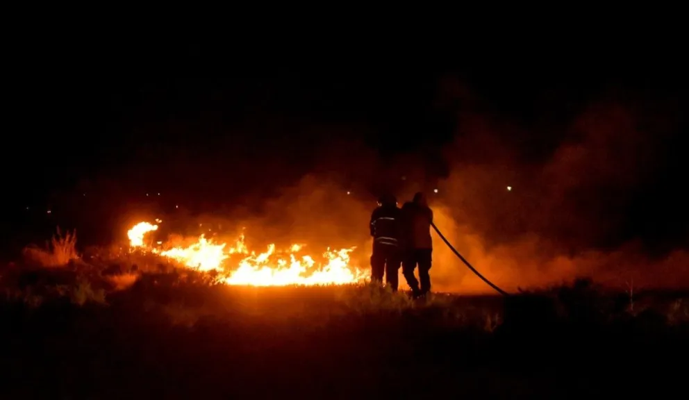 Arduo trabajo de los bomberos del cuartel central y del barrio Lavalle - Fotos: Vanesa Schwemmler. 