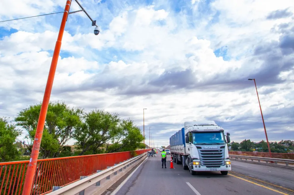 Una de las cámaras con IA instaladas en el puente Basilio Villarino, que une Viedma con Patagones. Foto NoticiasNet (archivo). 