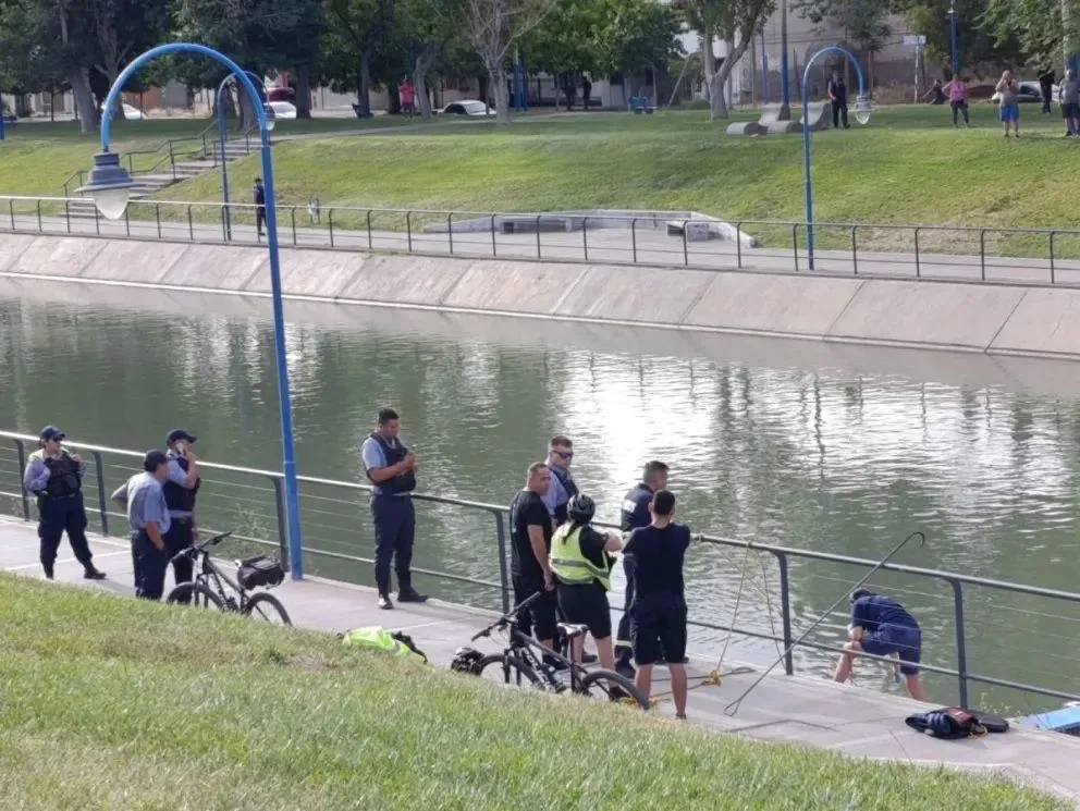 Bomberos y Policía trabajan esta mañana en el canal principal de riego, donde fue hallado un cuerpo en avanzado estado de descomposición. Foto: Tania Domenicucci-ANR