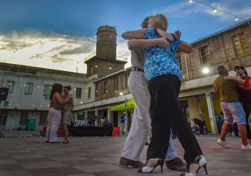 Mucha emoción en el Patio Salesiano con el ritmo del 2x4. Fotos Vanesa Schwemmler. 