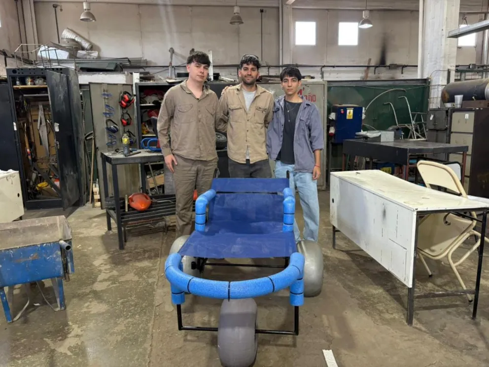 El docente Germán Vázquez, junto a los estudiantes de 5º año Imanol Zelay y Quedel Pozas en el taller de la escuela. Fotos: NoticiasNet. 