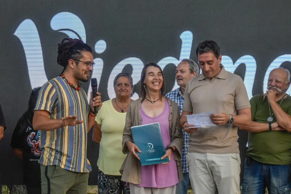 Los artesanos, principales protagonistas, junto a Castro en la presentación del programa municipal.