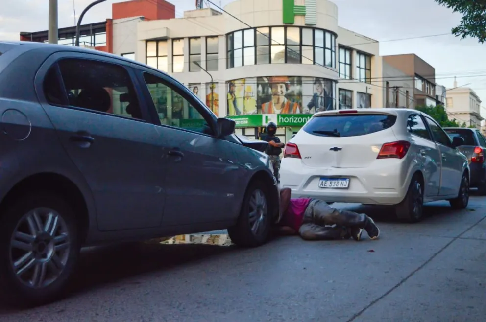El conductor del Gol tuvo que esperar que lo auxilien para poder irse (Foto: NoticiasNet)