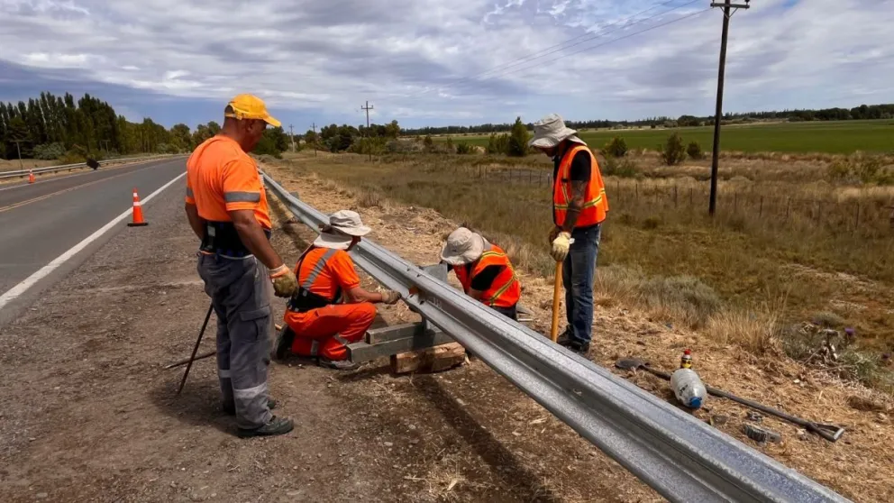 Reponen barandas en inmediaciones de las chacras de Viedma. Fotos gentileza: Vialidad Nacional.