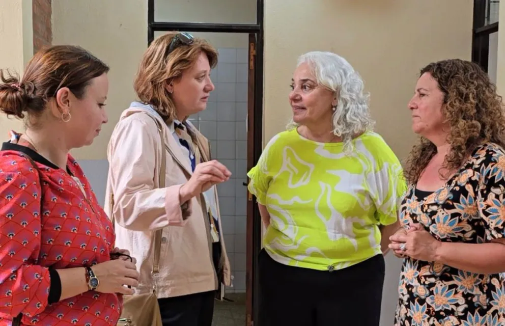 La enviada (segunda a la izquierda) conversa con autoridades de la ESFA. Foto Ministerio de Educación.