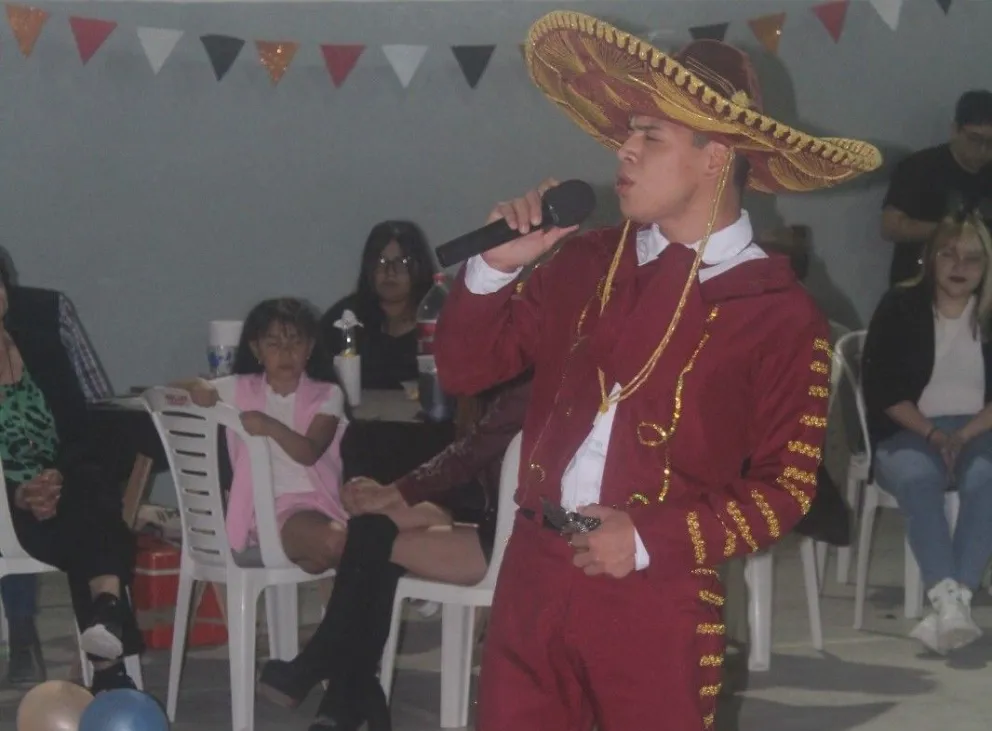 Uriel con el traje que le robaron tras su presentación el sábado pasado. 
