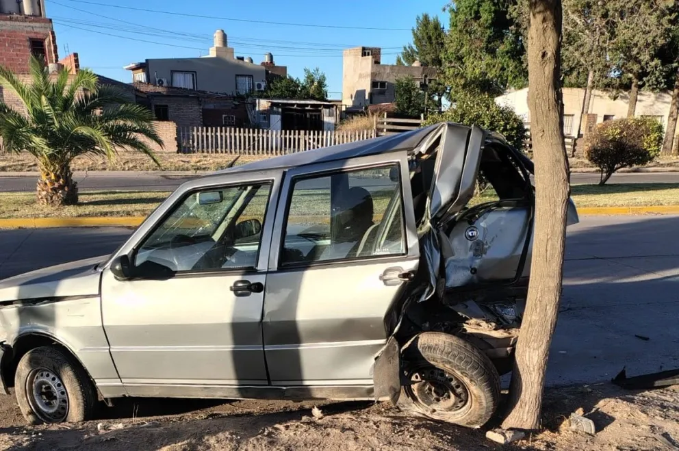 El Fiat Uno quedó completamente destrozado. 