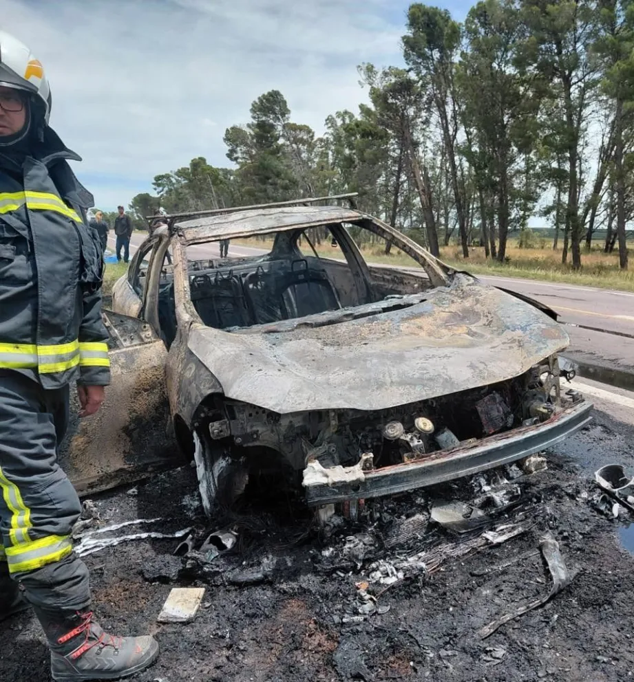 El automóvil fue consumido por las llamas. Imágenes de gentileza.