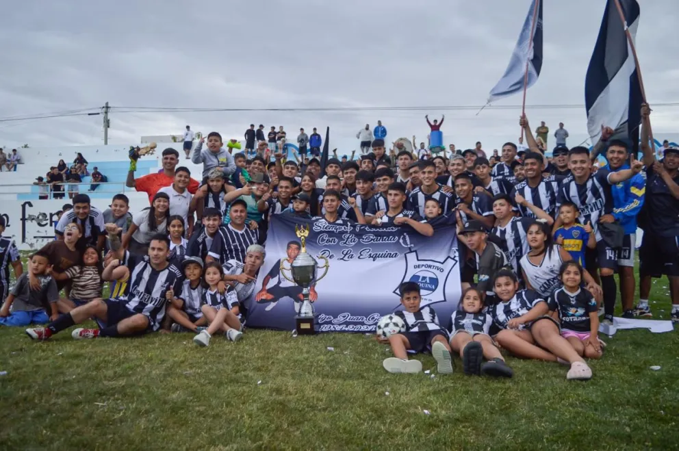 La Esquina campeón del fútbol barrial. Fotos: Emanuel Mirenghi para NoticiasNet. 