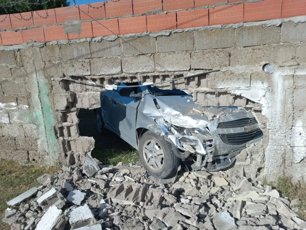 Uno de los vehículos terminó incrustado contra un paredón - foto: Taxistas en Movimiento-.