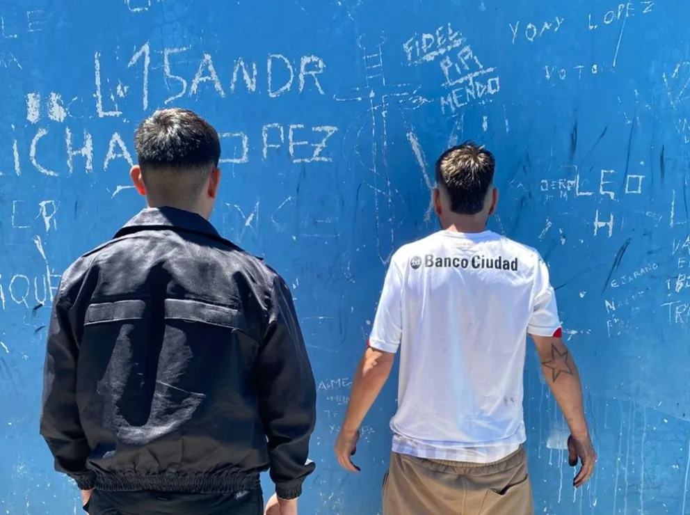 Contra la pared por resistencia a la autoridad y desobediencia judicial. Foto gentileza.


