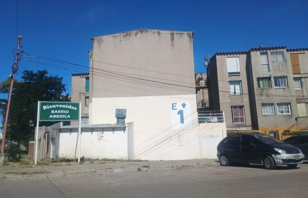 La damnificada denunció electrificación de paredes. Foto de archivo del ingreso al complejo habitacional.