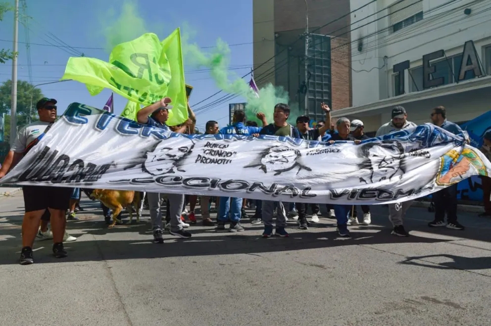 Parte de los grupos sobre calle San Martín, frente al edificio legislativo. Fotos Emanuel Mirenghi.