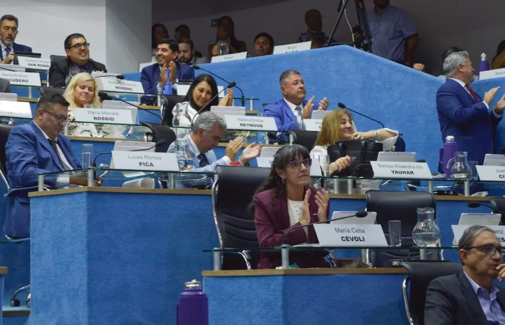 Aplausos al cierre. Las exposiciones por las leyes más importantes superaron las ocho horas. Foto Emanuel Mirenghi para NoticiasNet.
