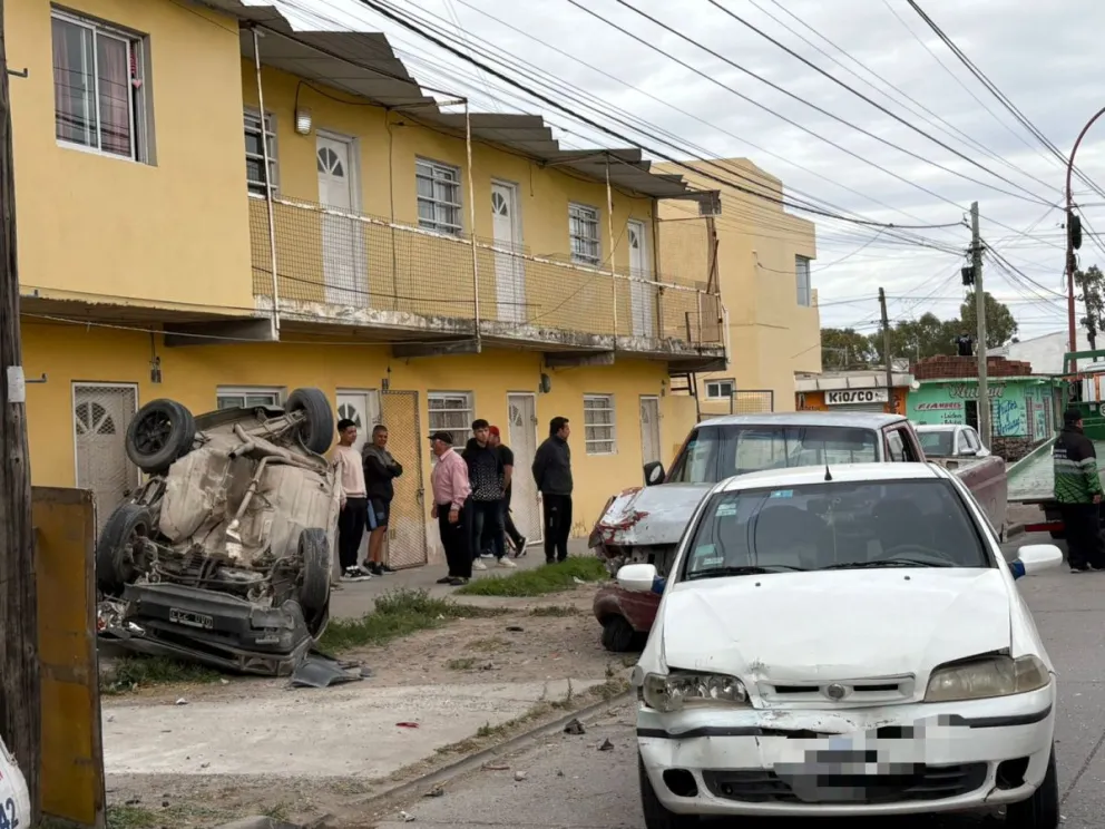 Afortunadamente, el Fiat Uno no impactó en la vivienda. Fotos Emanuel Mirenghi para NoticiasNet.