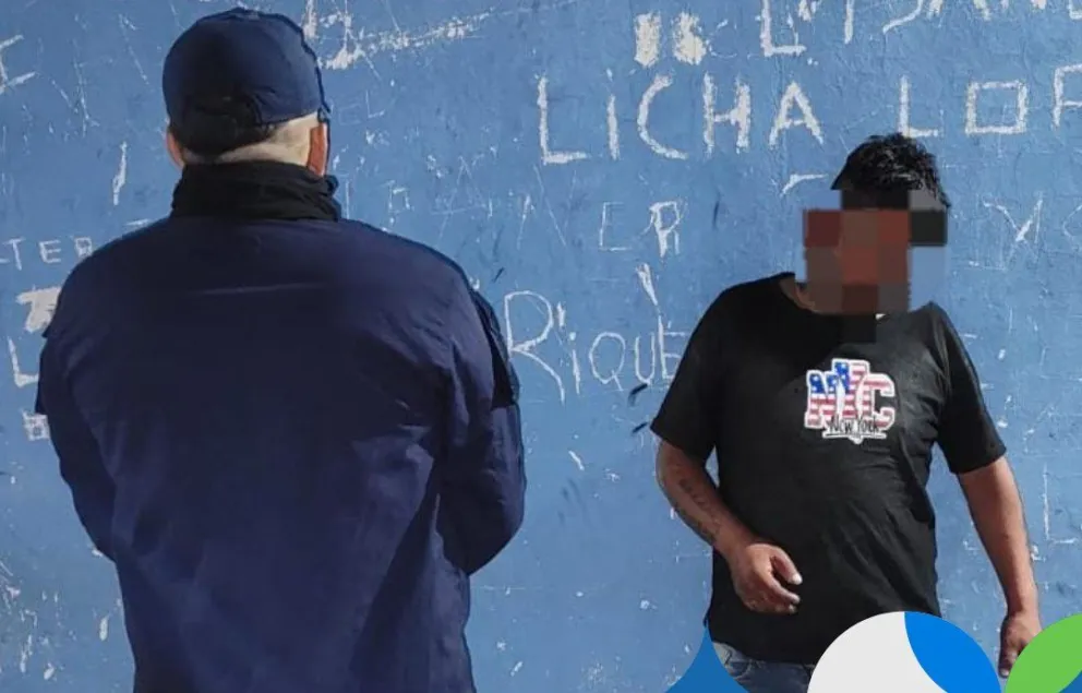 El agresivo en la comisaría 1º. Foto Jefatura de la Policía de Río Negro.