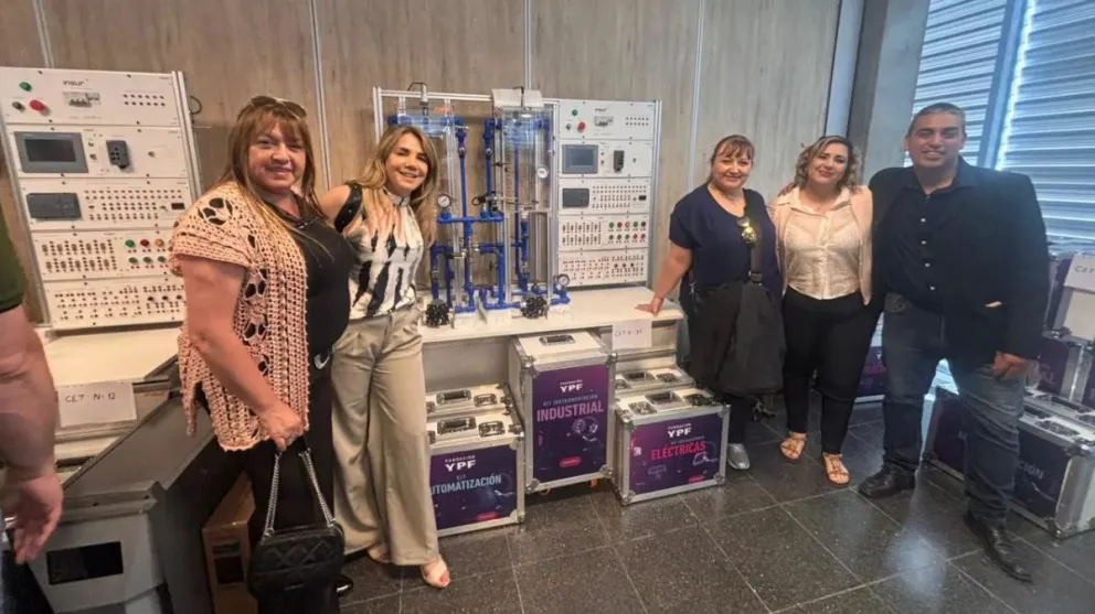 Entrega de equipamiento a escuelas técnicas.