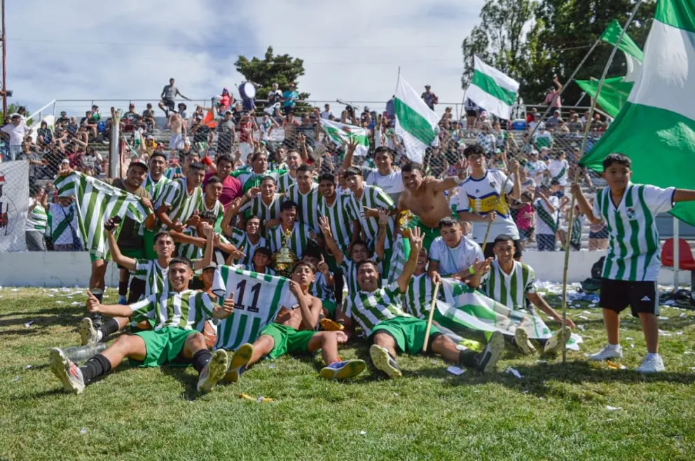 Festejo albiverde en la Reserva del fútbol barrial de Patagones. Fotos: Emanuel Mirenghi para NoticiasNet.
