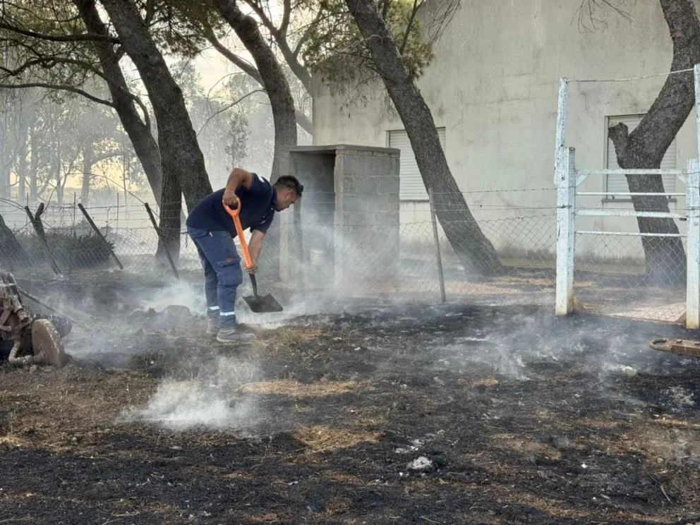 Las llamas rodearon una vivienda. Foto gentileza.