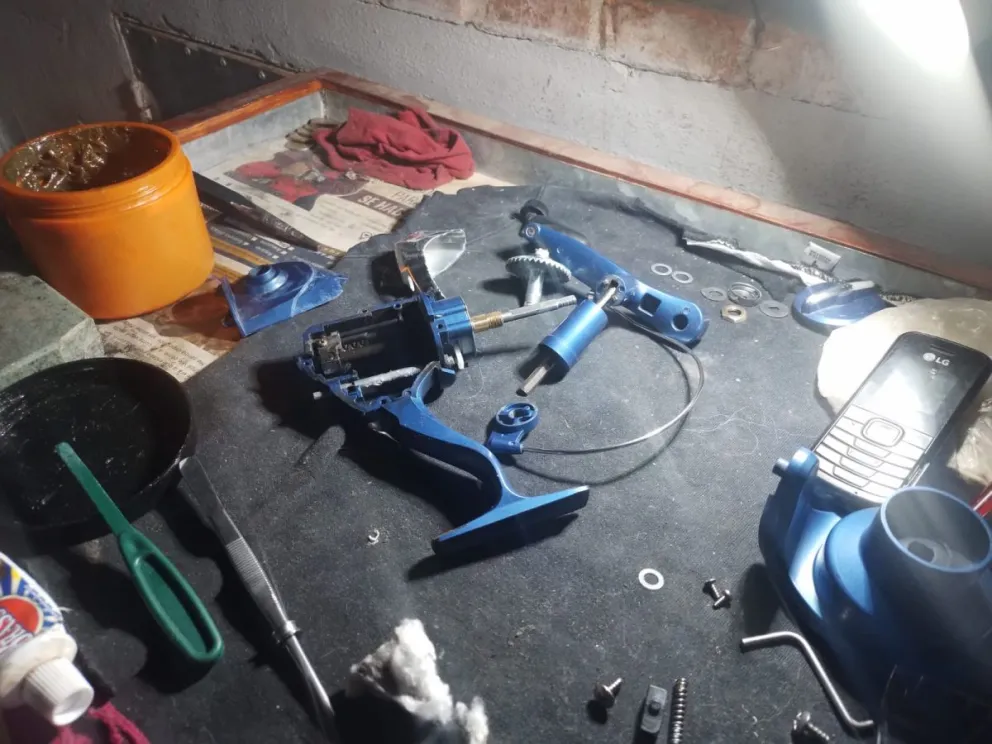 Uno de los elementos en plena reparación y próximo a salir a una nueva pesca. 