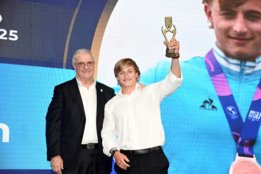 El presidente Mario Moccia y Vicente Vergauven con el premio. (Prensa - COA)