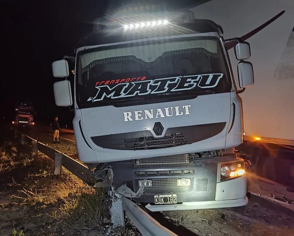 Estado en que quedó el camión. Por suerte había poco tránsito y no hubo peligro para terceros.